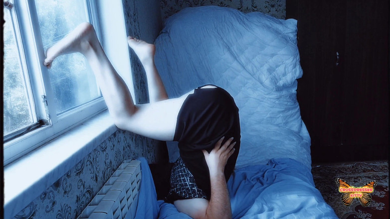 Kitty_Cross: Zmierzch. Wampir Trans bawi się w oknie, aby przyciągnąć ludzi...