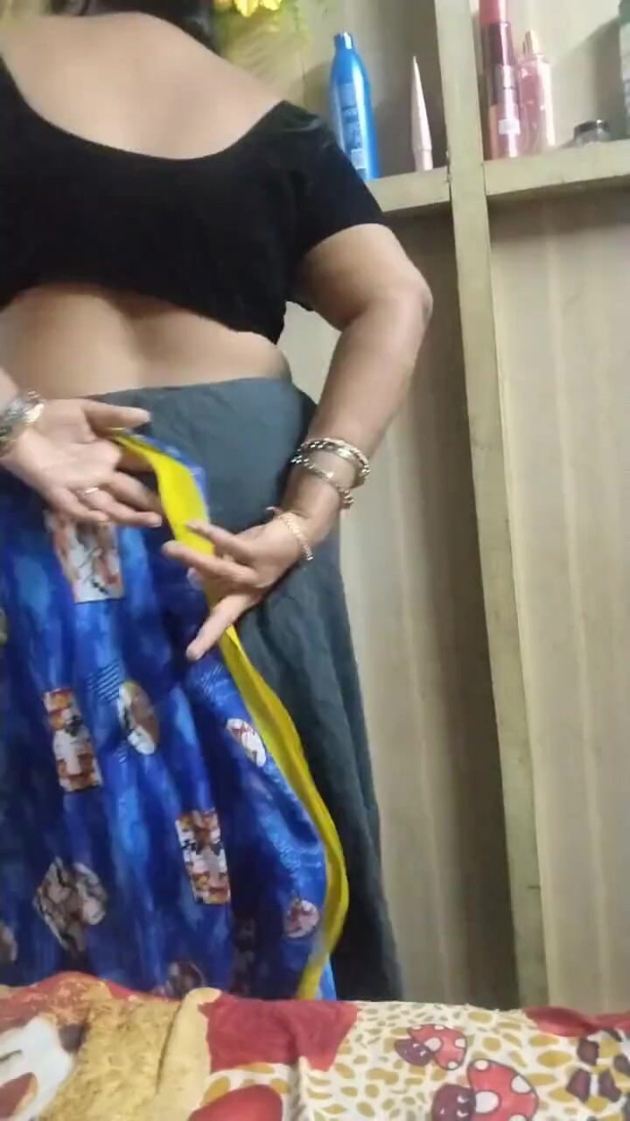 Divya X: Rondborstige tante heeft de saree blootgesteld