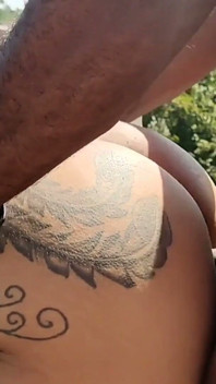 Venkovní sex se dvěma žhavými sexy v opuštěném domě na pláži