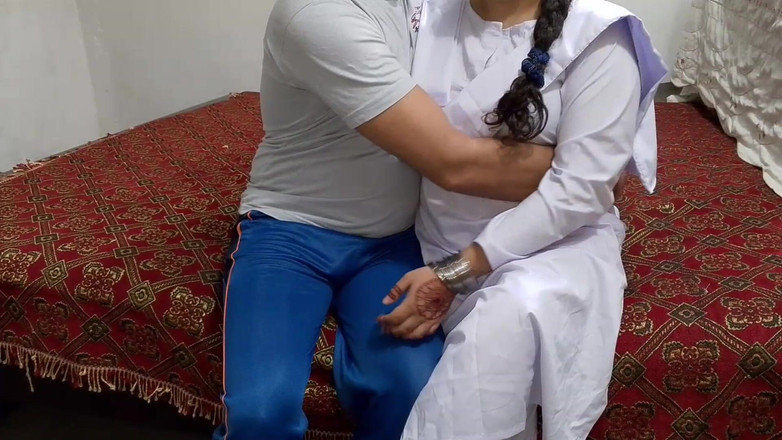 QueenbeautyQB: Iubita desi studentă vine la hotel pentru a-l întâlni pe iubit...