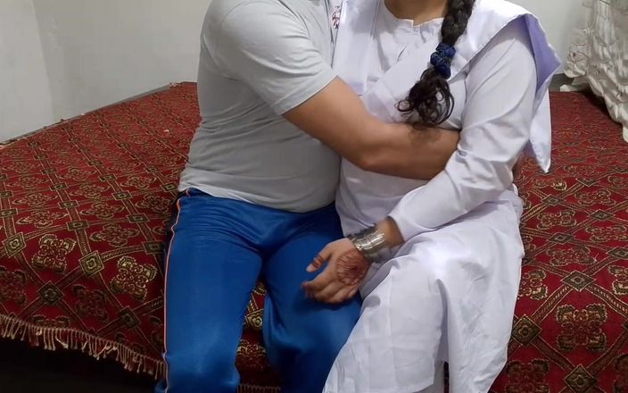 QueenbeautyQB: कॉलेज देसी प्रेमिका वेलेंटाइन डे पर प्रेमी से मिलने के लिए होटल आती है