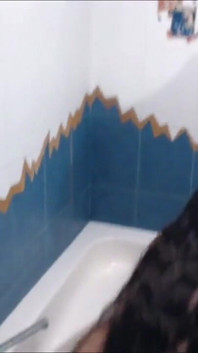 Secretaria chorrea en el baño