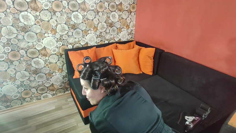 Young_strawberry: Una troia perversa mette dei rulli per capelli e fa...