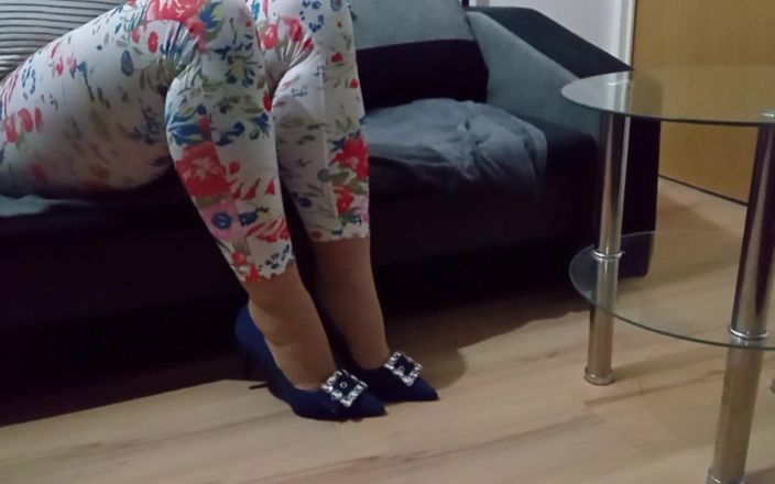 High Heels Kingdom: Un travesti se fait baiser dans un jean bleu sexy,...