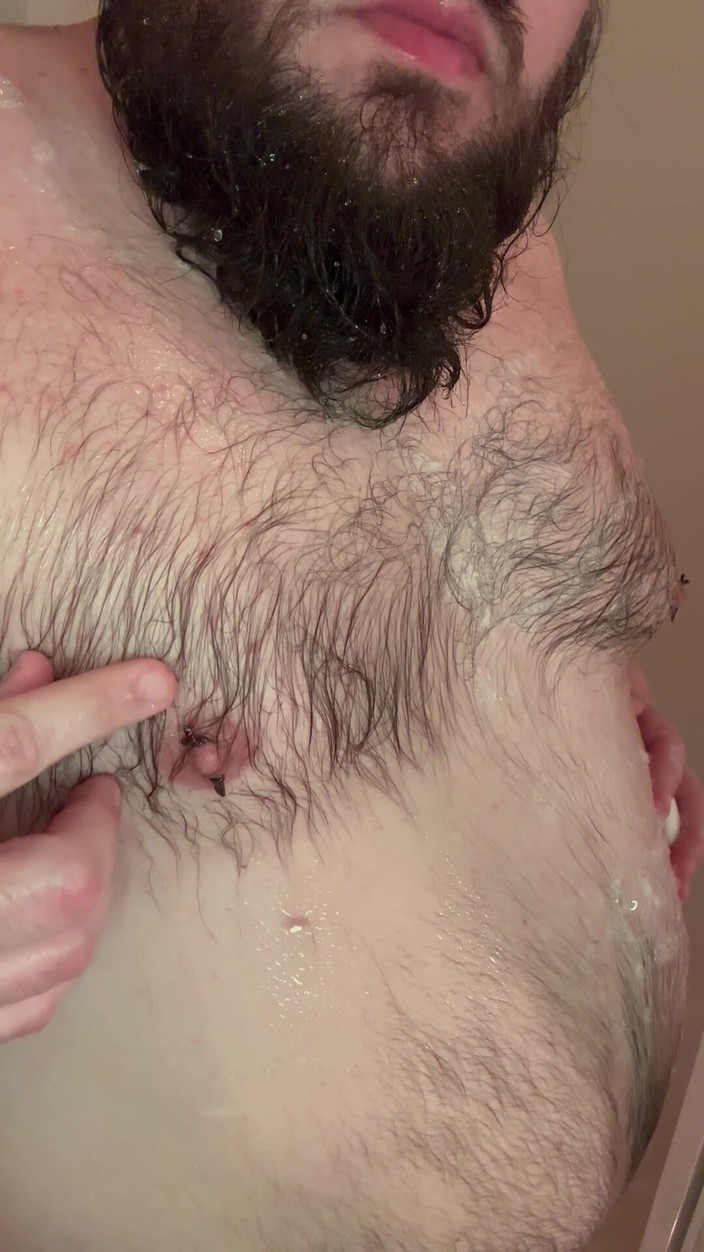 Chubby Freak: Mollige papa doucht en reinigt dildo en pijpbeurtspeeltje