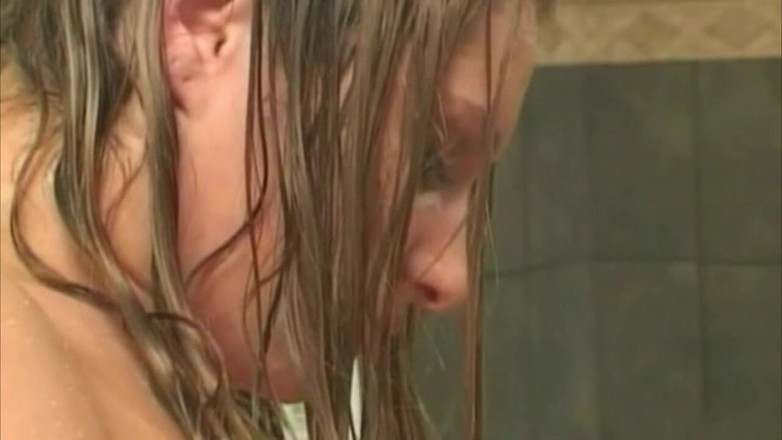 UK FAMILY FUCKERS: Una miLF bionda che drena un grosso cazzo nella doccia...