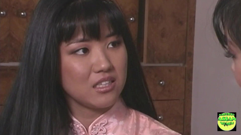 Naughty Asian Women: Une lesbienne asiatique apprend à sa belle-fille à bouffer la chatte et à...
