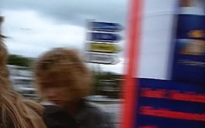 Enjoy German porn: Kuk hungriga tyska blondiner som delar stor kuk i trekant