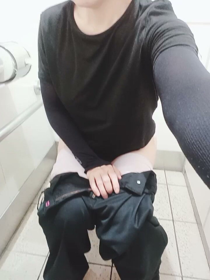 Mayumi Kanzaki: I Urinate in the Station Restroom