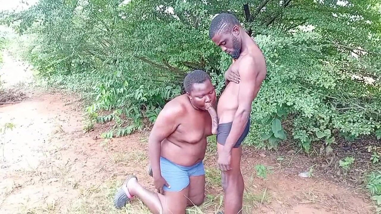 Sexydaddy: Cewek gemuk berlutut dan disepong di luar ruangan