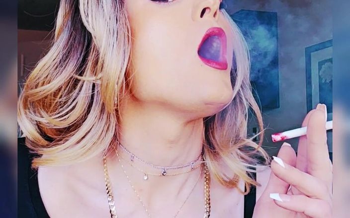 Darkfetish2k: Une salope fume