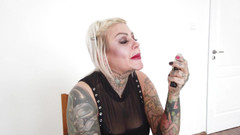 Fetish Videos By Alex: Potetovaná blonďatá milfka si rtěnky