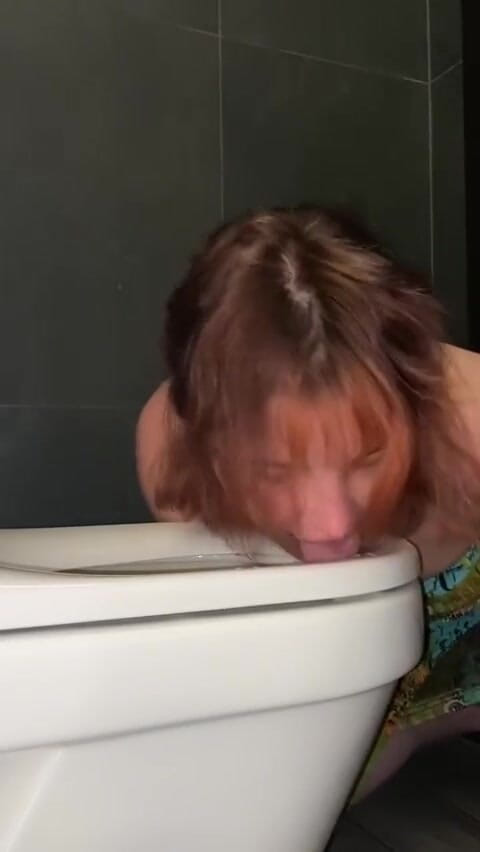 Elena917: Slickar hotelltoaletter, knullar med toalettborste och sperma från anal med...