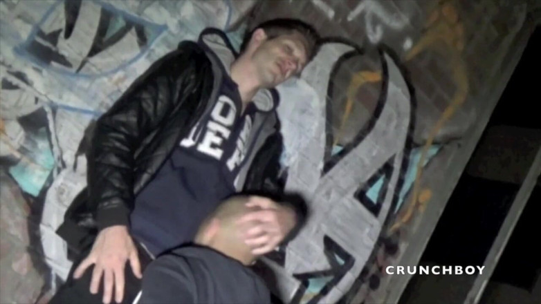 Crunch Boy: Latynoska zerżnięta przez złego chłopca w nocy na świeżym powietrzu