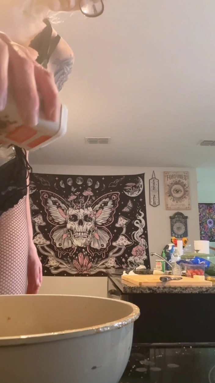 Peppermint Giantess: 73 Giantess Cooks em Tiny Kitchen