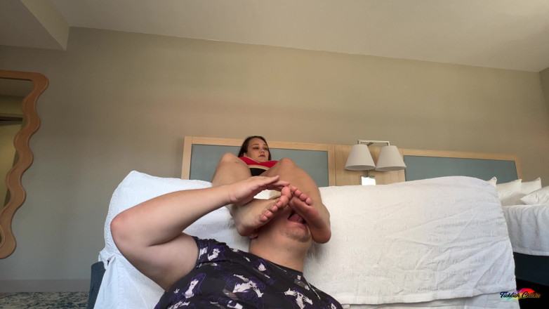 Ticklish Chicks: Fetcon '25: Cleo Cleavage Worshiped