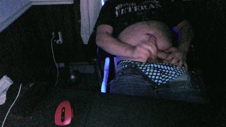 Respawn Daddy: Masturbare sexy și excitată în sufragerie cu o cameră web. Bucură-te de...