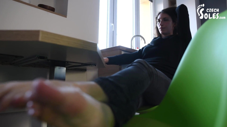 Czech Soles - foot fetish content: Pés grandes, cansados e fedorentos - POV