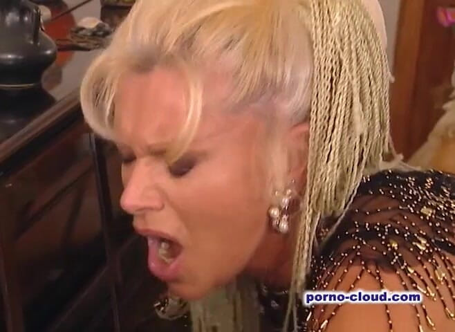 Porno Cloud: De milf en hier hete meiden - dvd