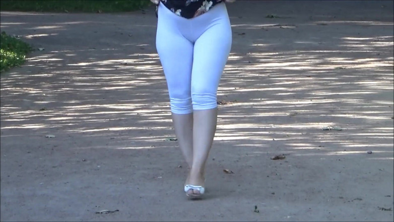 RedRoseRus: Gros culs, legging blanc en promenade