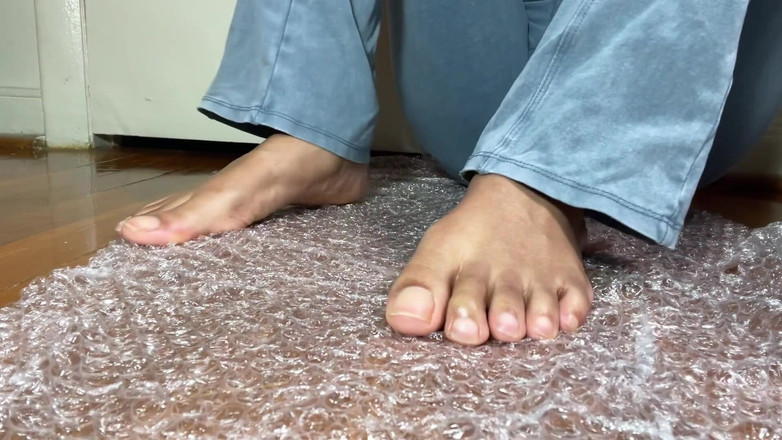 Pink Foxx: Pink Foxx Pops Bubble Wrap cu picioarele