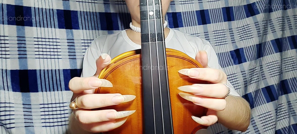 Goddess Li: Довгі натуральні нігті та скрипка