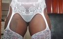 Nasty_hotbabe: Une fille excitée en lingerie sexy trémousse ses énormes seins pendant...