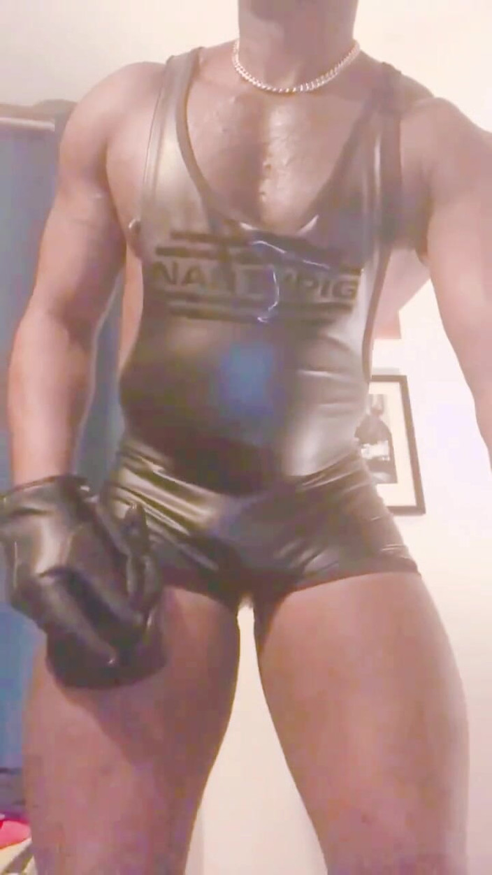 Black Muscle Stepdad: 라텍스 음란한 돼지 솔로 자지 애무, 흡연 젖탱이