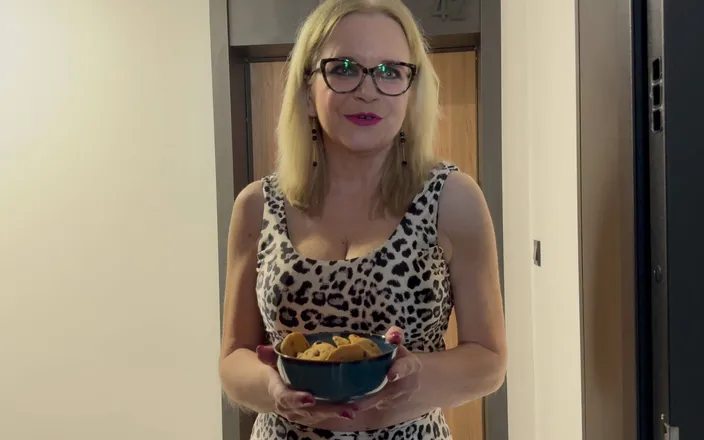 Misses_Jenny: New Neighbor Lady Introduces Herself