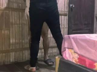 Làm tình trong phòng của cha dượng tôi ...