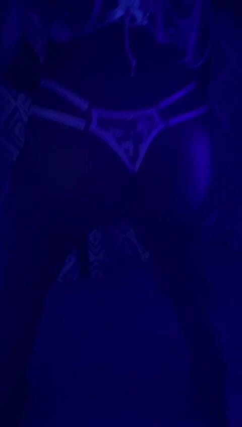 Caramela Sluty Wife: Twerking Hot MILF