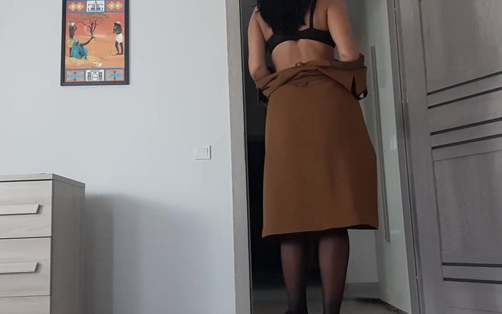Hot Wife Nikole: 一个穿着高跟鞋无缝紧身裤的苗条黑发女郎勾引。