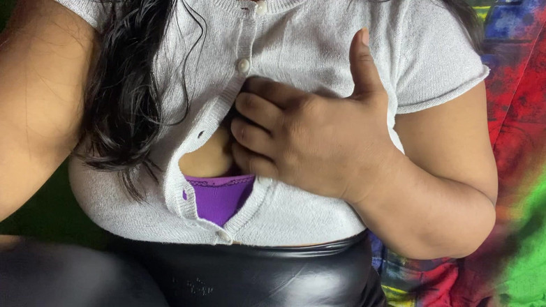 Angoori: Gadis india dengan toket aduhai lagi asik fingering memeknya