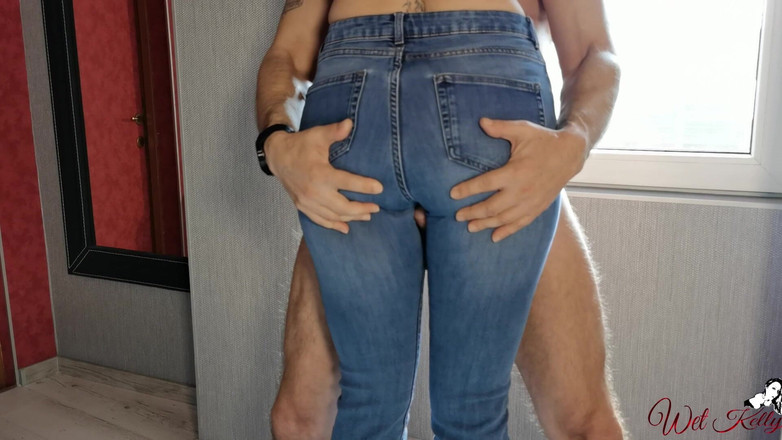 Wet Kelly: MILF panas dalam seluar jeans biru membonggol kering zakar keras