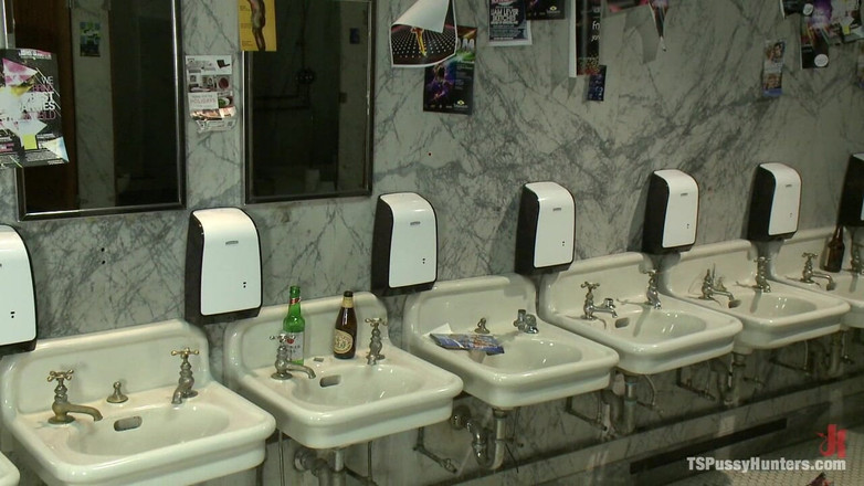 TS Pussy Hunters by Kink: Sua maior fã: perseguição, foda no banheiro, glory holes e...