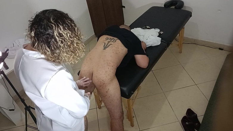 Gabi SweetCouplesStories: Проктолог робить все, що хоче з дупою свого пацієнта.