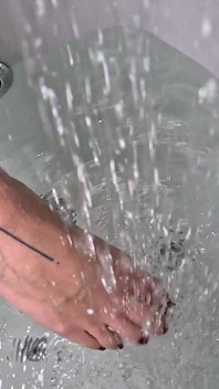 Milf con curvas con culo de burbuja se divierte en la bañera se inclinó para mojarse y goteando coño - projectfundiary