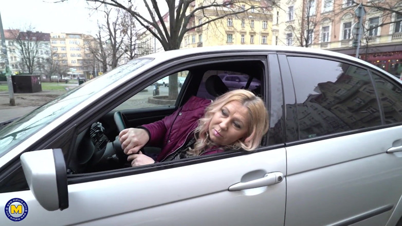 Mature NL: Mature with big boobs sucks cock on her knees