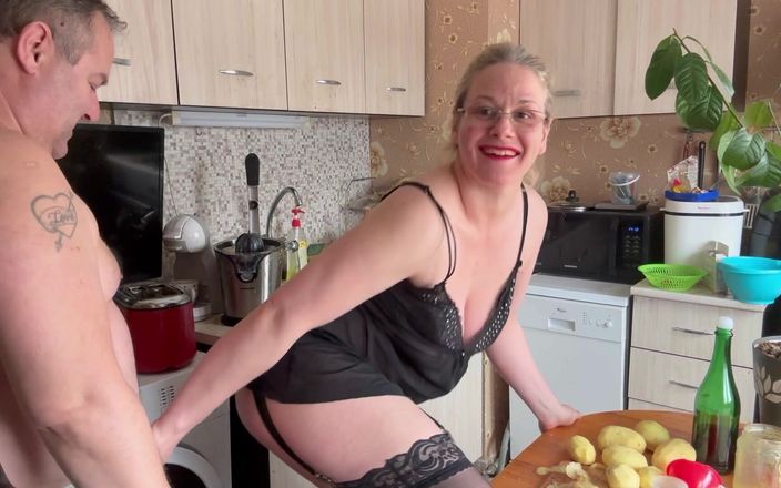 Putarankahotmilf: キッチンで激しく犯され、アナルクリームパイ