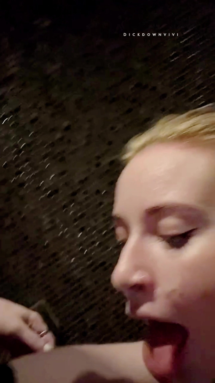 DickDownViVi: Calda Bionda Sconosciuta Beve Il Tuo Sperma in Una Sauna...