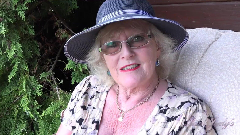 Aunt Judy's: Auntjudys - Claire, GILF mature poilue de 66 ans, suce ta bite...