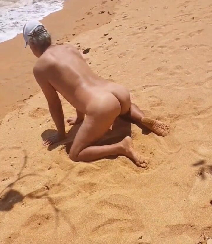 Ladysilvas: Ladysilva lagi bugil di pantai sambil pamer pantat bahenolnya