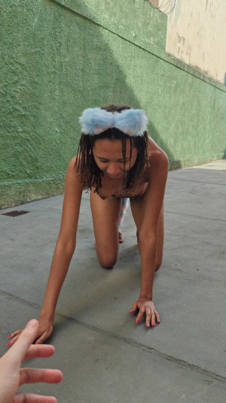 Lily Slav: Onderdanig spelend als een huisdier in de tuin