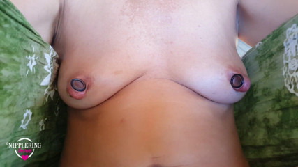 Nippleringlover: Kekasih cincin puting MILF miang Niri mengurut Mr.Ps zakar berbaju...