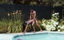 Trans Angels: Transangels - Leilani Li relaxa à beira da piscina de biquíni e...