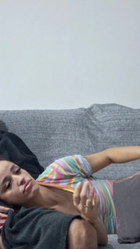 Meia-irmã fica de joelhos facilitando uma garganta profunda arriscada!