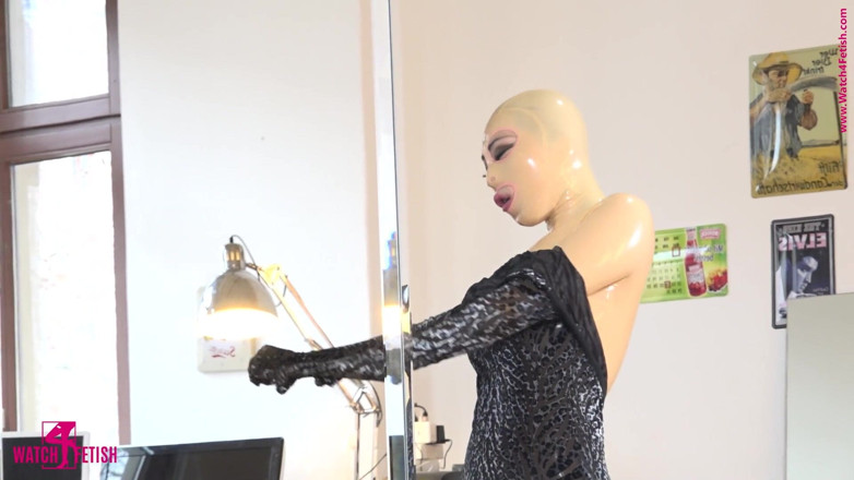 Fem Latex: 라텍스와 젠타이의 스포츠 연습