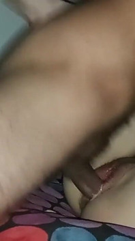 Ich ziehe rosa dessous an, ich will, dass mein junge mich mit Milch füllt ... h Sein dicker schwanz und gib mir ein gutes muschilecken (vollständiges video)