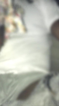 Тренировка головы в машине с большими губами на заднем седенье