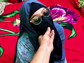 Riya Chowdhury: Pak, boleh aku masuk, aku butuh bantuanmu